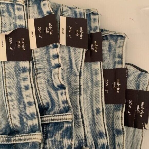 NWT Ava & Viv Cut-Off Plus Sizes Mid-Rise Midi Jean Lightwash Shorts - Picture 4 of 4